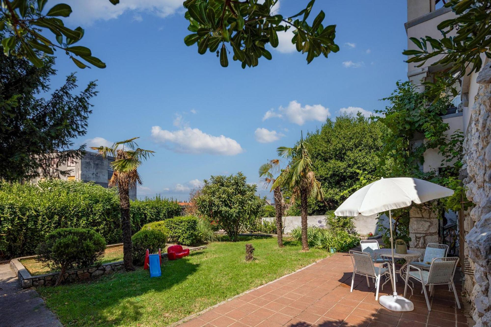 City Apartment With Garden - Happy Rentals リエカ エクステリア 写真